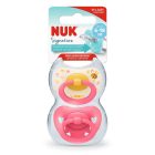 NUK Signature siliconen fopspeen voor 6-18 maanden in verpakking, bovenste speen is blauw, onderste is roze met gele details en hartjesontwerp.
