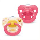 Twee NUK Signature siliconen fopspenen zonder verpakking, één met roze ring en bijenmotief, en de andere effen roze met witte hartjes.